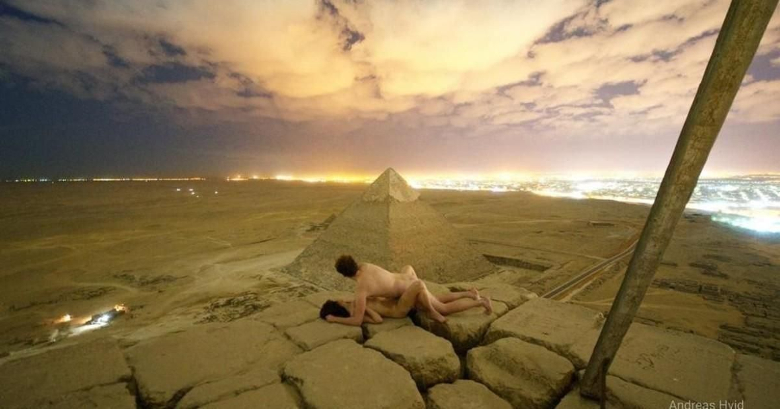 Una pareja desnudos en la cima.una de las tres pirámides de Guiza