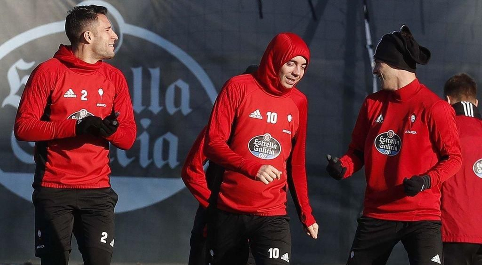 Iago Aspas (d.), junto a Hugo Mallo durante el entrenamiento de ayer en A Madroa.