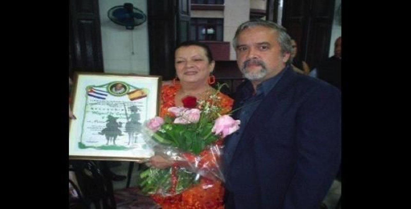 Martica y su hijo Renato, presidente de la Asociación Vasco-Navarra de Beneficencia de La Habana