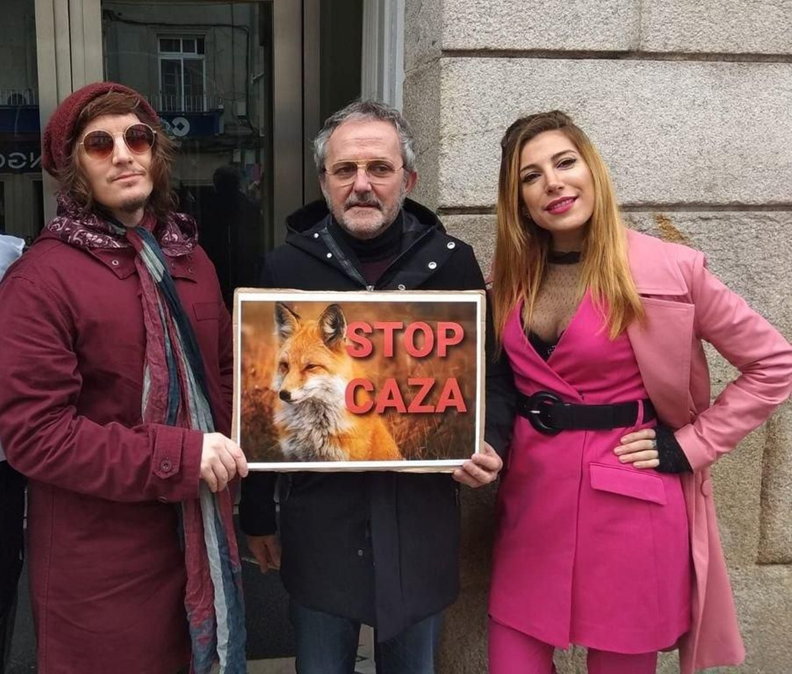 El guitarrista Adolfo FH, el actor Morris y la cantante violinista Patricia Moon participaron en la protesta.