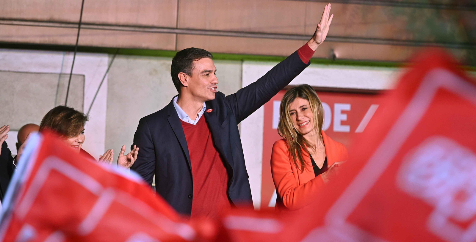 Pedro Sánchez (c), su mujer Begoña Gómez (d), y Carmen Calvo (i), celebran los resultados electorales. EFE/Fernando Villar