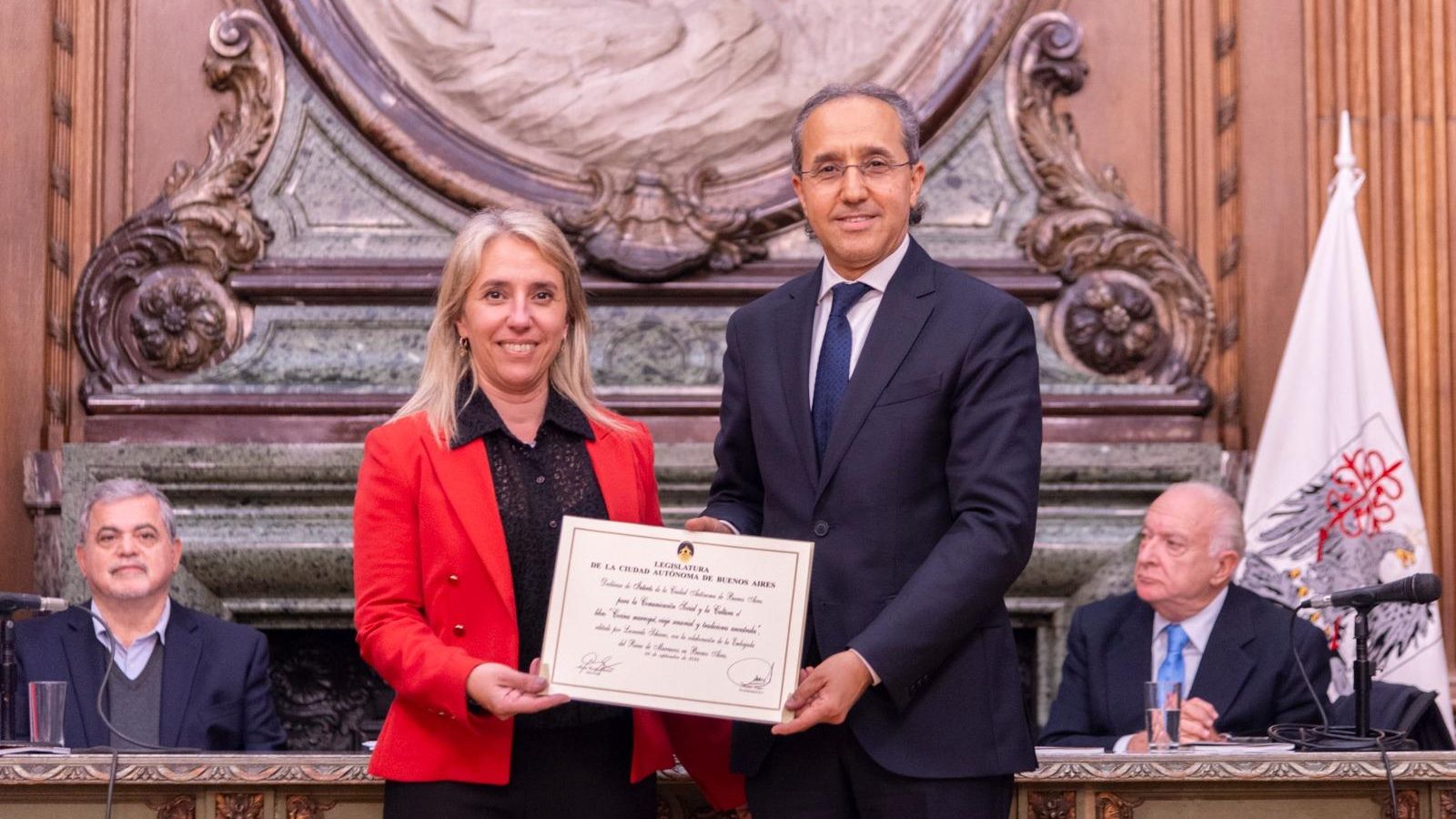 Entrega de Distinción. diputada Cecilia Ferrero y el embajador