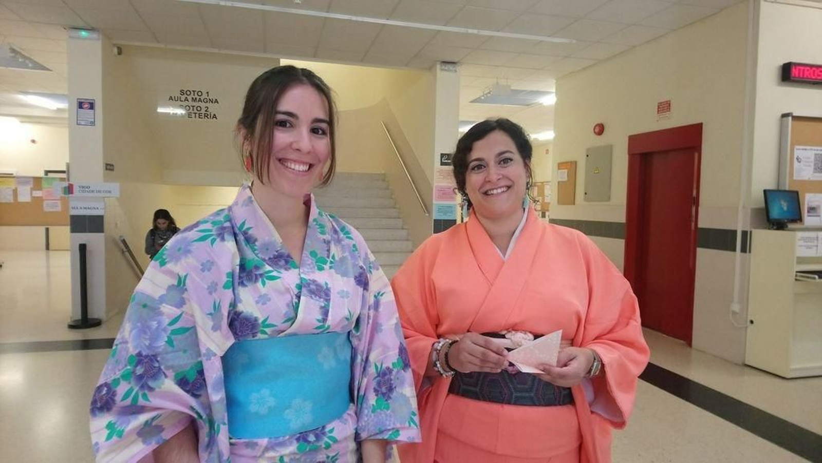 Las profesoras del departamento de japonés y chino, ataviadas con los kimonos, informaron de sus clases.