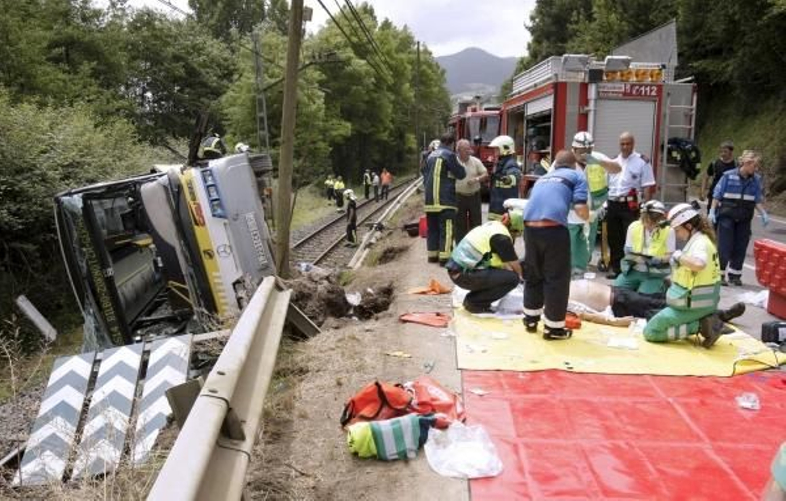 Los servicios sanitarios atienden a los heridos.  (Foto: Alfredo Aldai)