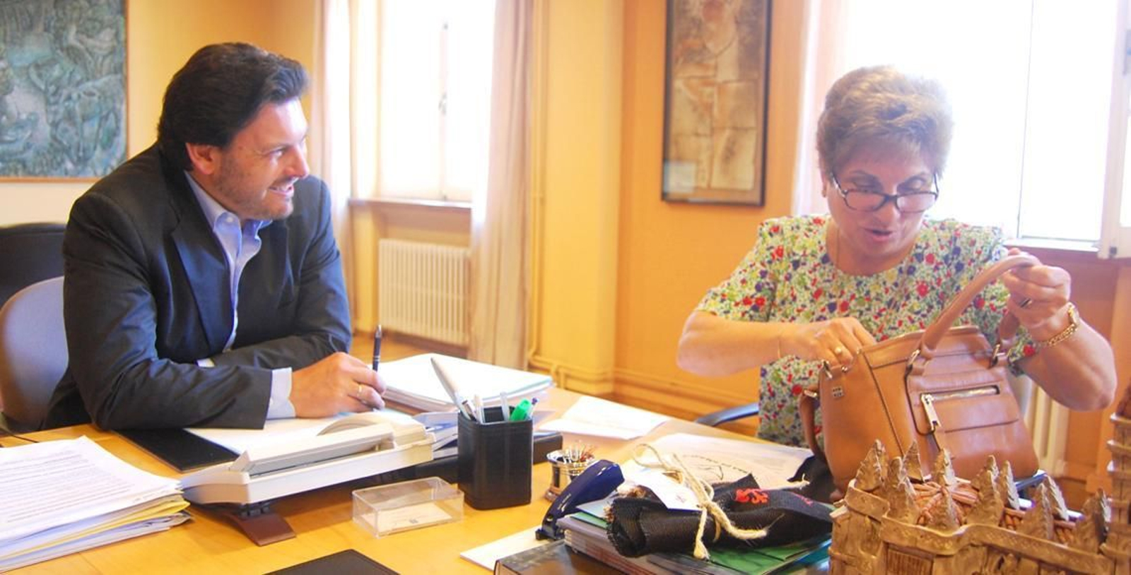 Rodríguez Miranda junto a Regina Jall, presidenta de la Associação Recreio de Ancianos da Velhice Desamparada, de Río de Janeiro.