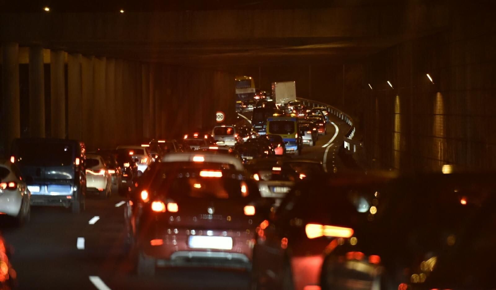 Las retenciones en la AP-9.// JV Landín