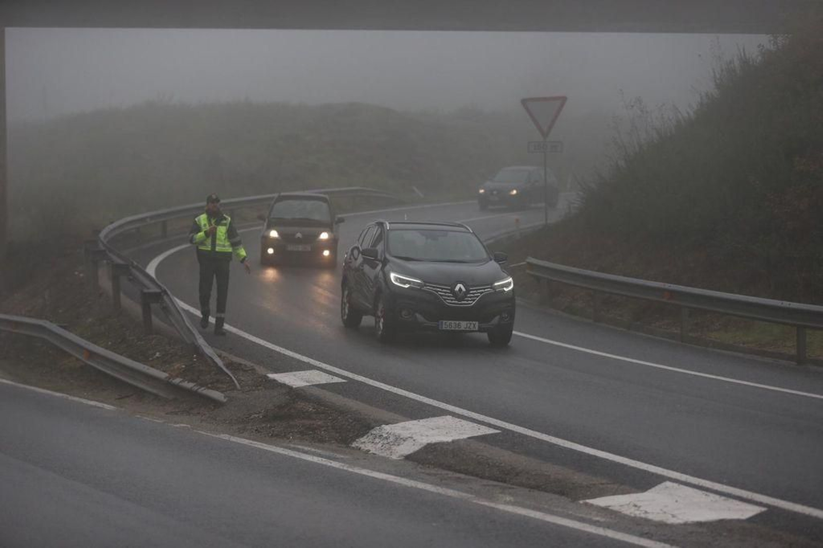 Cortado un carril de la AP-9 en Vigo después de volcar un camión en los túneles de A Madroa 17