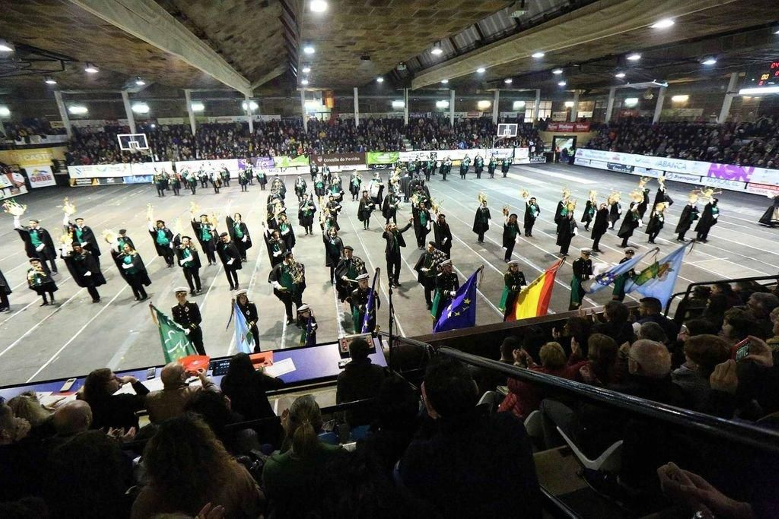 La Rondalla de Pontellas, ganadora del Concurso, en plena actuación en la pista del pabellón.