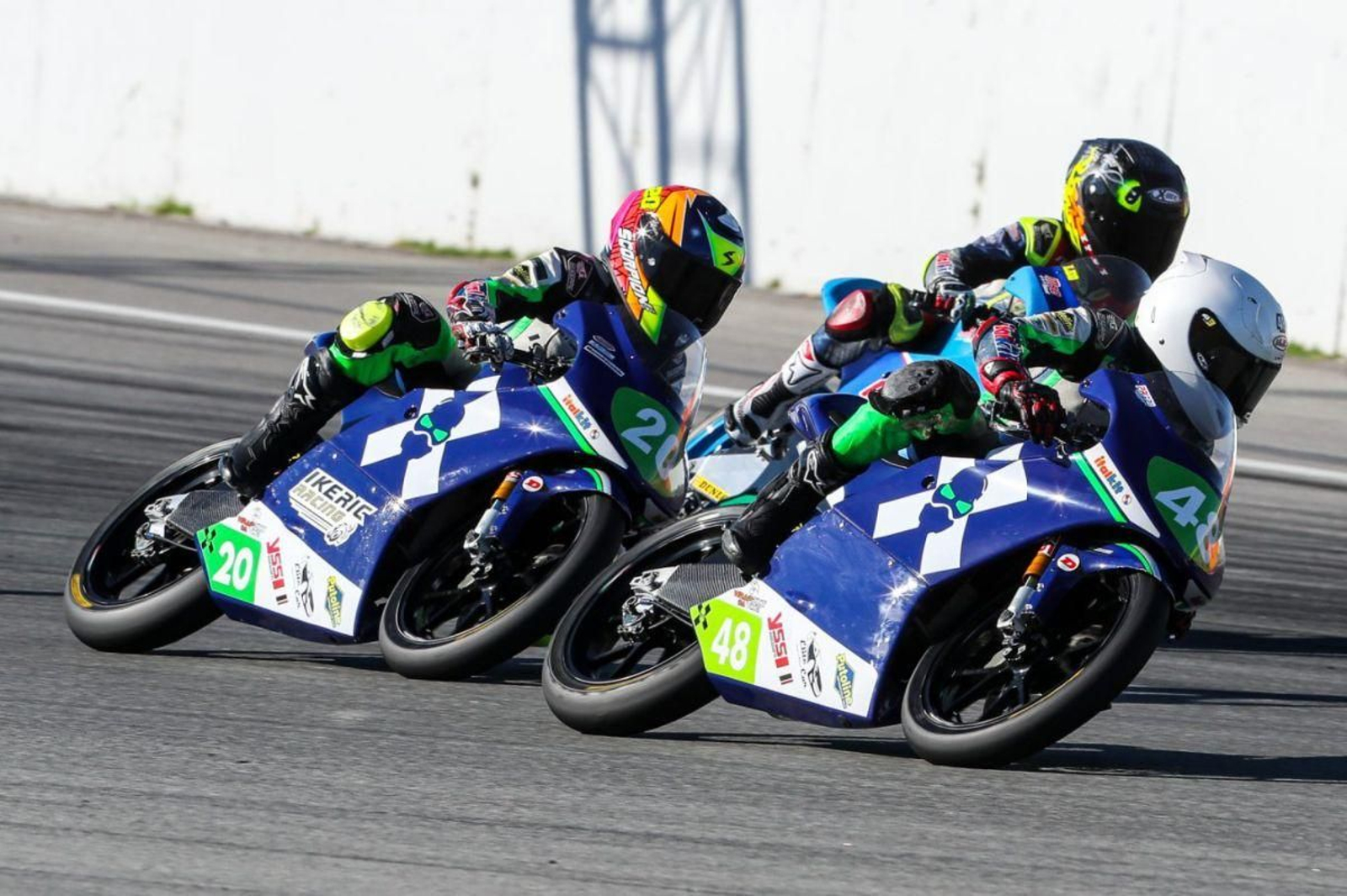 Iker Rodríguez -número 20- pilota justo por detrás de su compañero de equipo y campeón Andrés García.