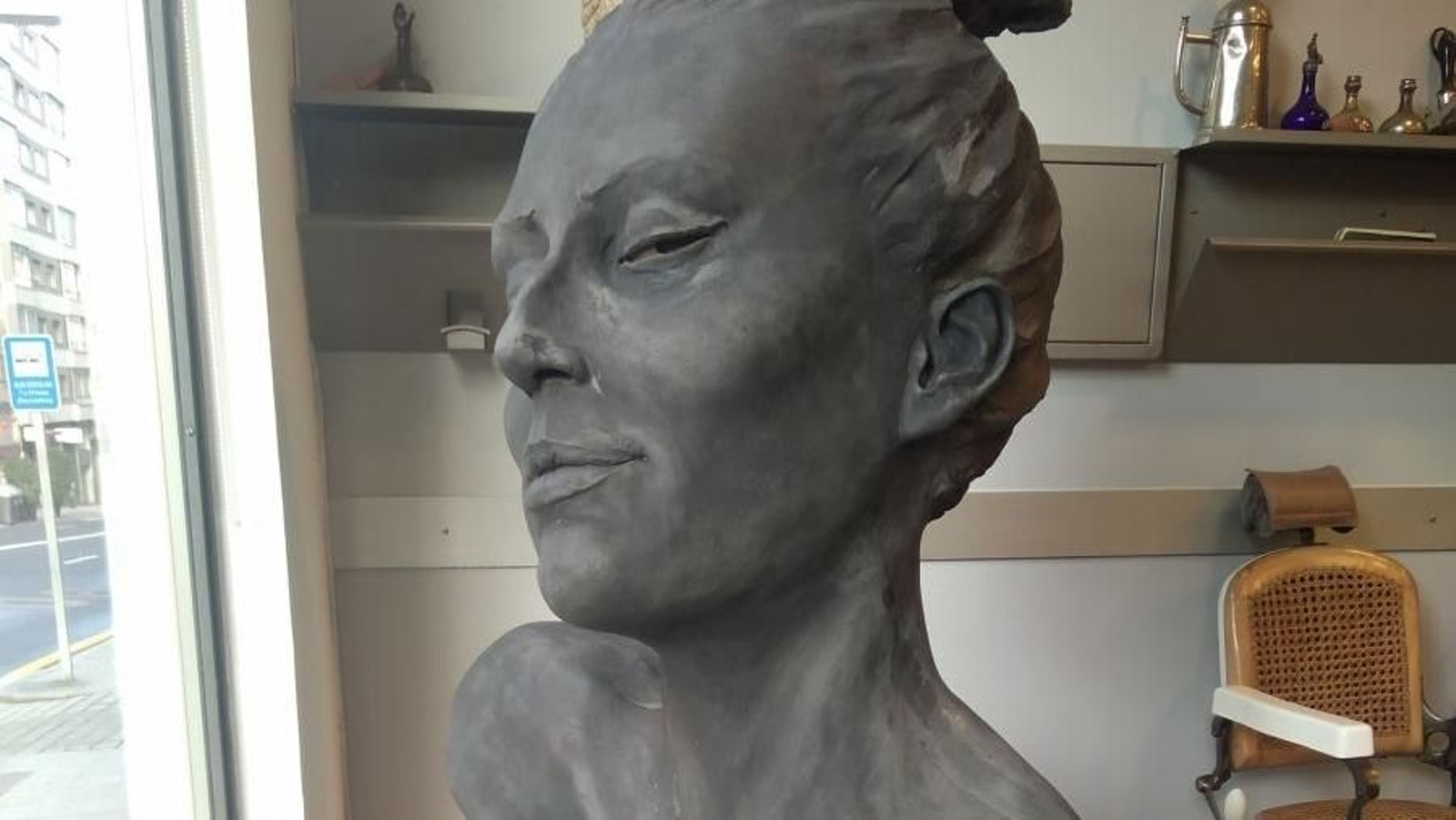 El torso de “Timandra”, de José Molares en la barbería de José Costa.