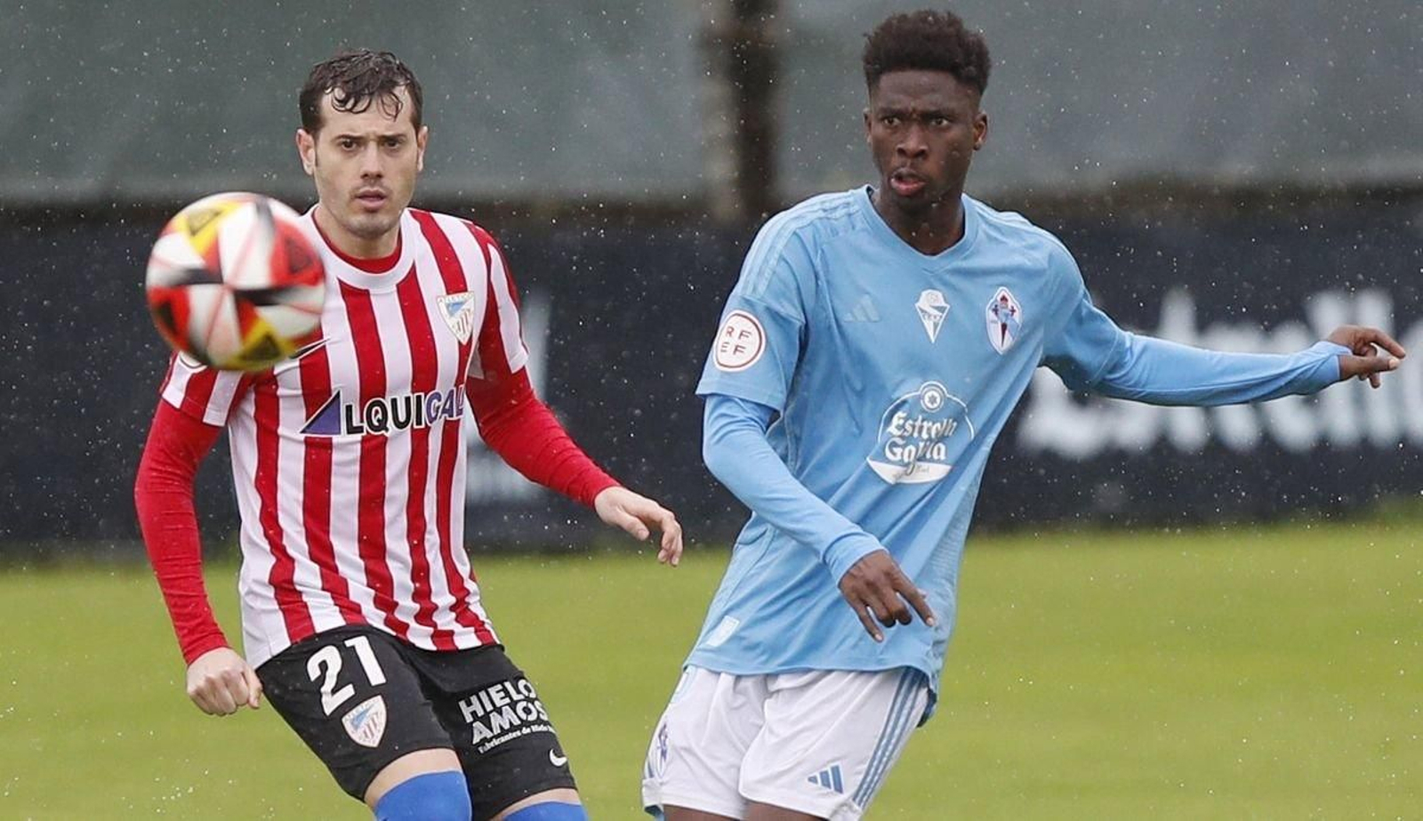 El céltico Ju (d) disputa un balón con Jesús Cañizares en el partido de ayer en el campo de Barreiro.
