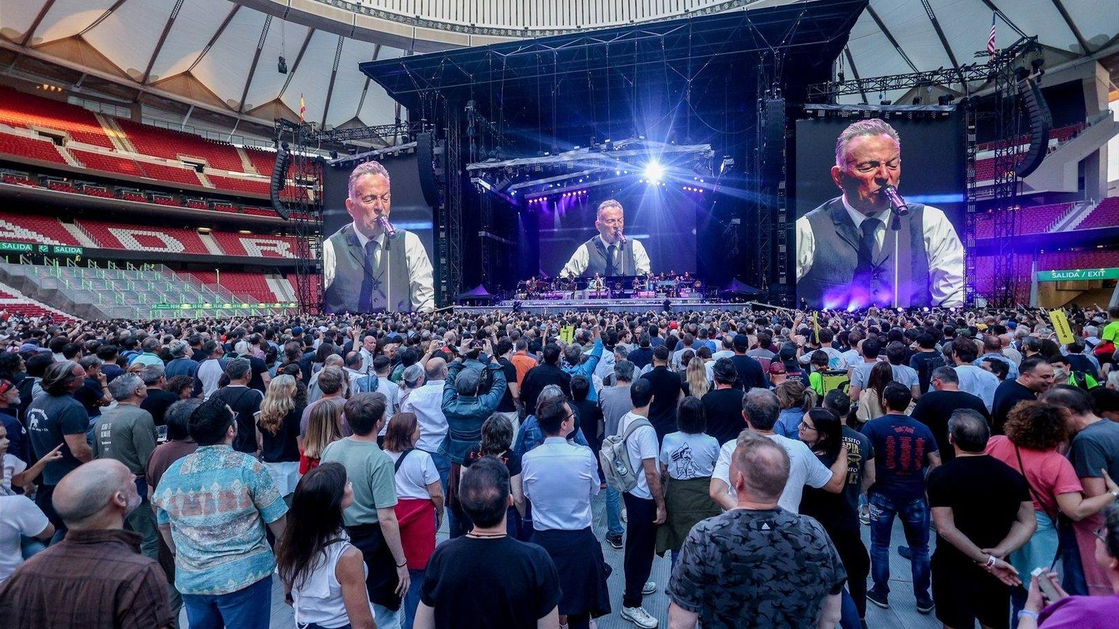 e personas durante la actuación del cantante Bruce Springsteen, en el Estadio Civitas Metropolitano. // E.P.
