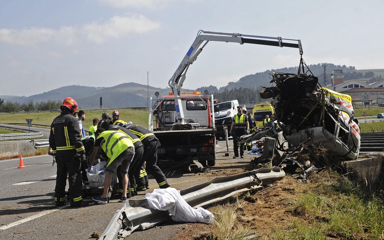 Los servicios de emergencia, en el momento en el que rescatan el cuerpo sin vida del malogrado conductor.
