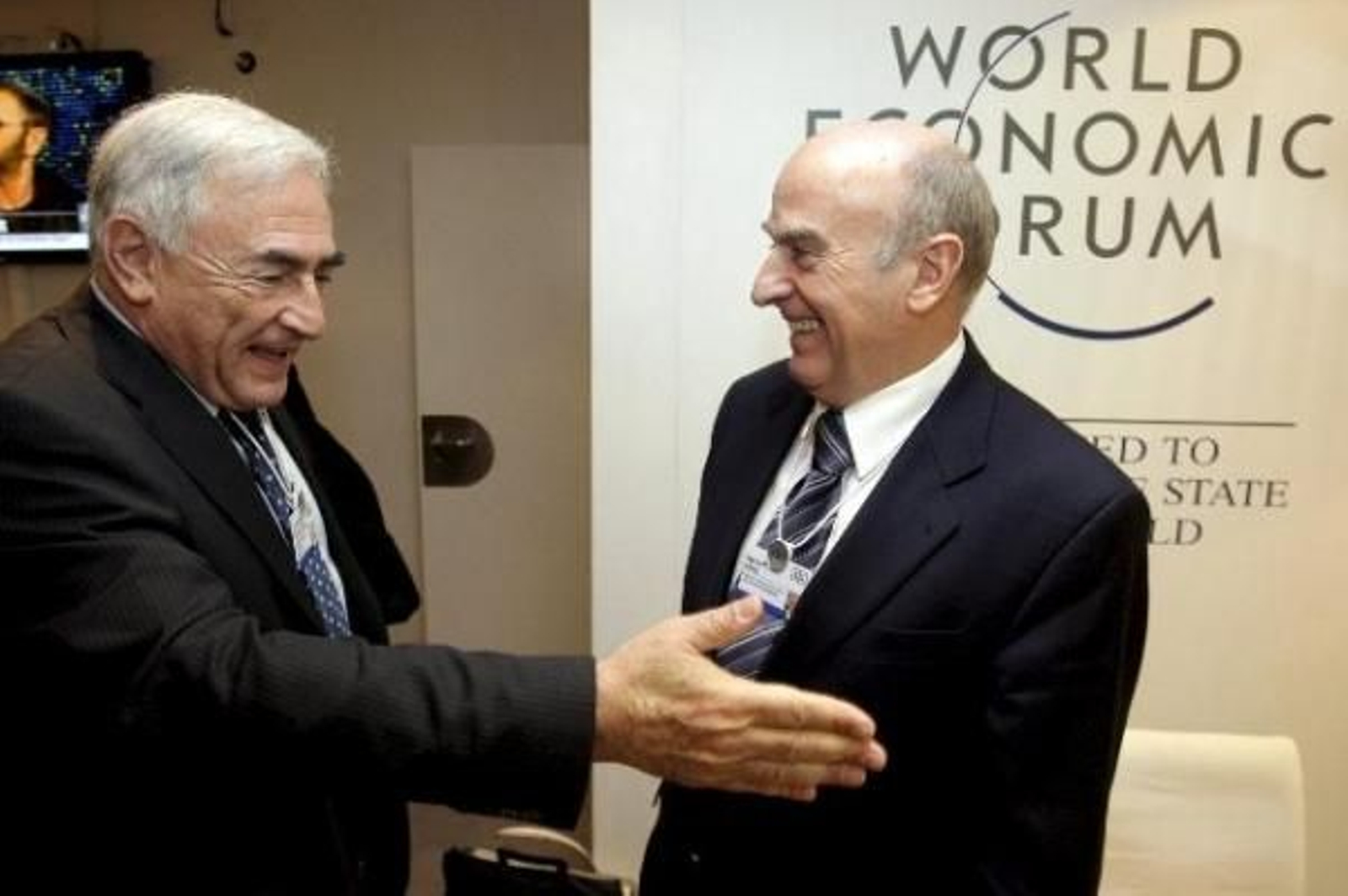 El ministro suizo de Finanzas, Hans-Rudolf Merz, con el francés Dominique Strauss-Kahn, director gerente del Fondo Monetario Internacional