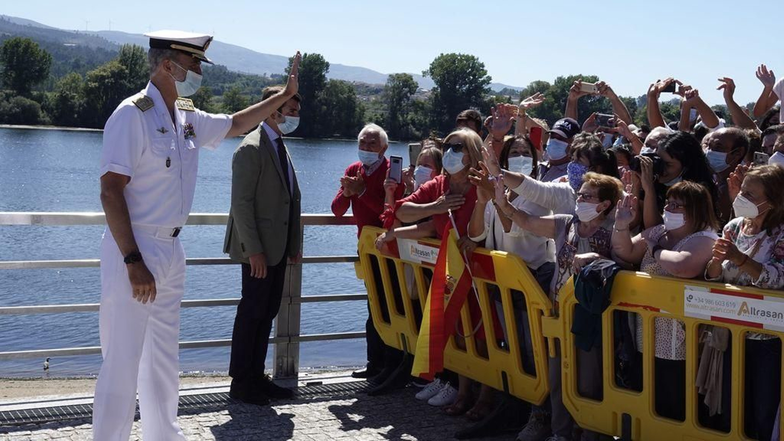 El Rey rompió en dos ocasiones el protocolo del acto castrense para saludar a las personas que esperaban en el exterior de la Comandancia Naval para verle.