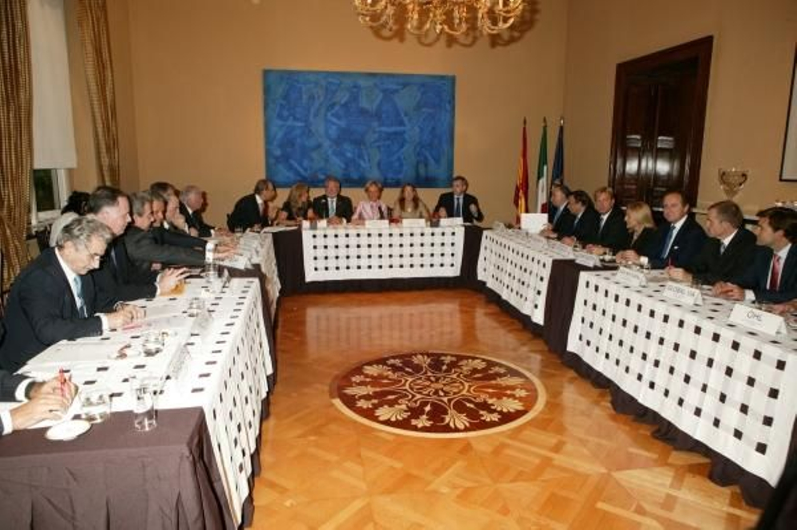 De la Vega mantuvo un encuentro con representantes de la colectividad española.