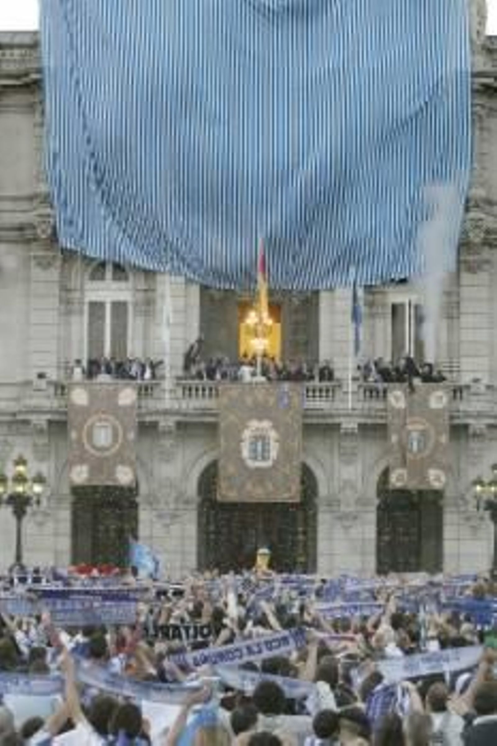 Jugadores y seguidores del Dépor, en la plaza María Pita. (Foto: CABALAR)