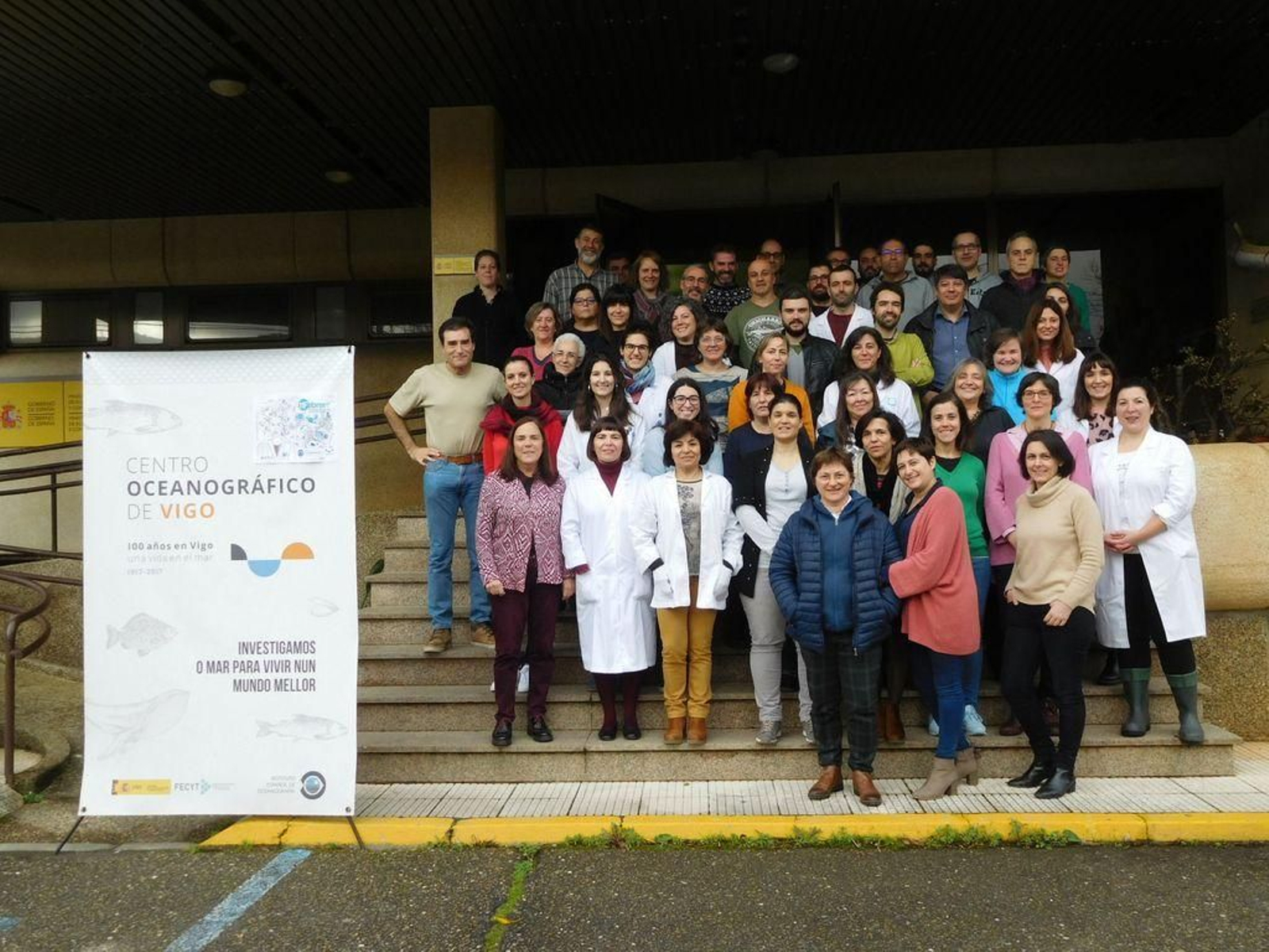Los trabajadores del IEO se hicieron una foto de familia en el centro.