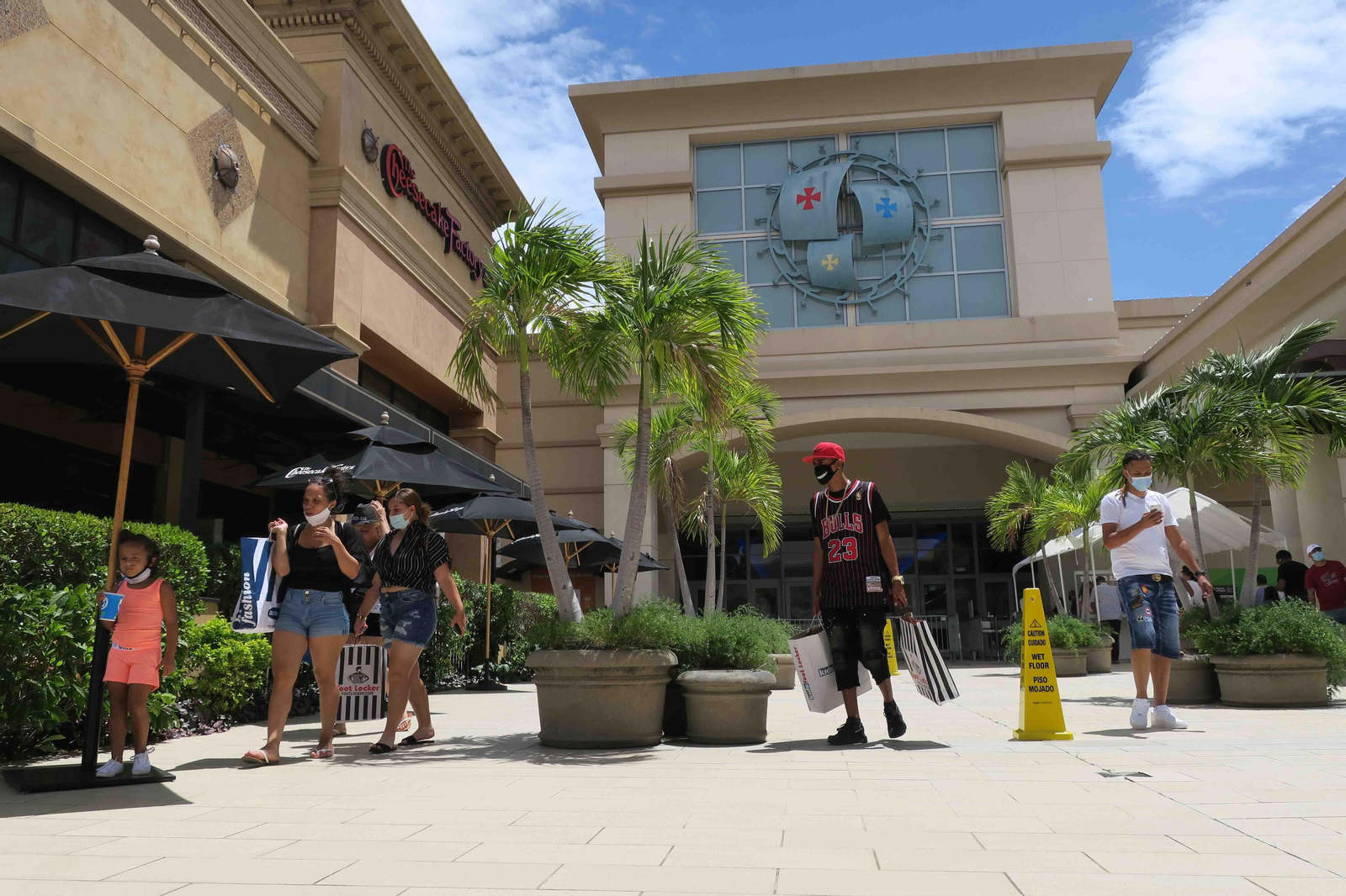 Personas salen del Centro Comercial Plaza Las Américas en San Juan (Puerto Rico). EPA-EFE/Jorge Muniz