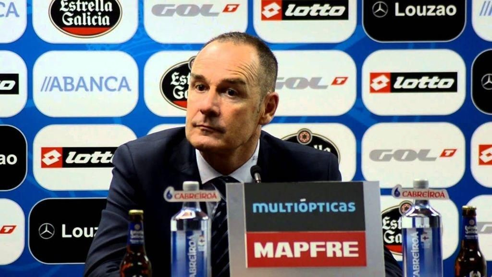 Víctor Fernández, en una rueda de prensa en su etapa en el Deportivo.