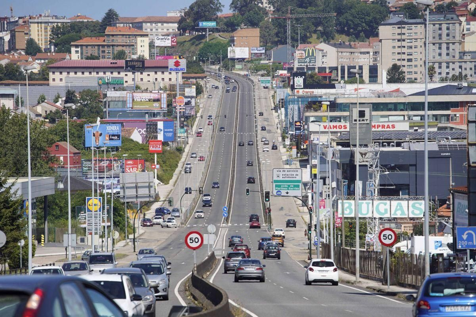 Vehículos circulando por la Avenida de Madrid para entrar y salir de Vigo.