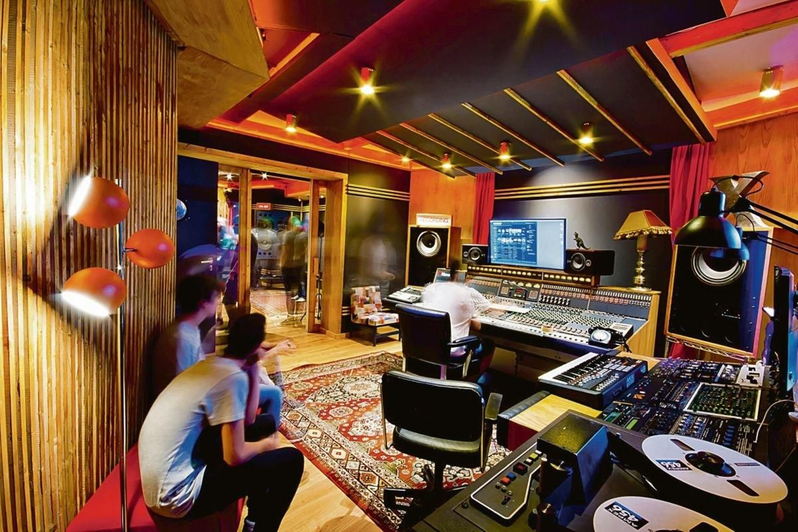 Radar Estudios es una sala profesional de grabación, mezcla y masterización con tecnología digital y analógica.