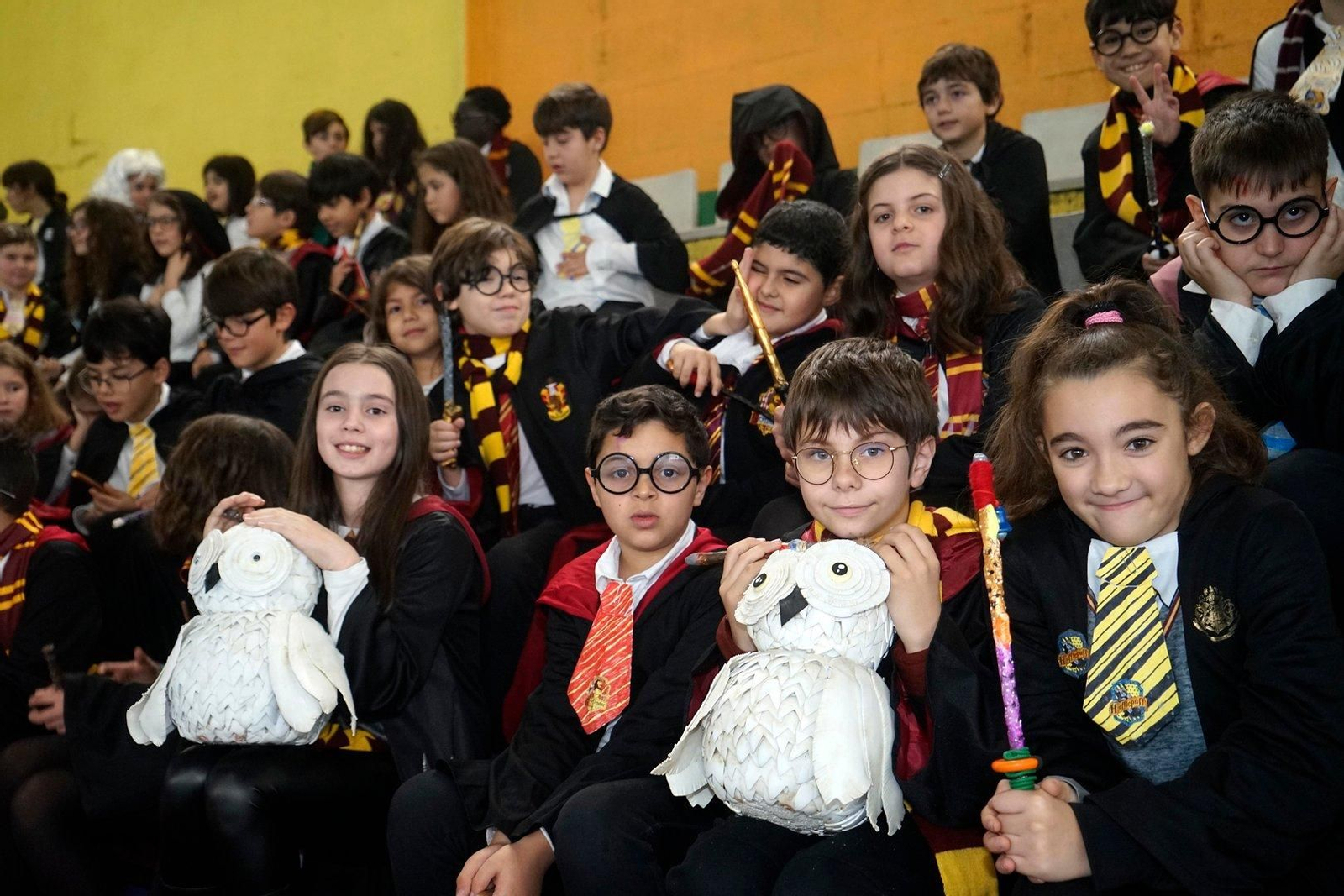 Niños disfrazados por el Entroido en el CEIP Seis do Nadal.