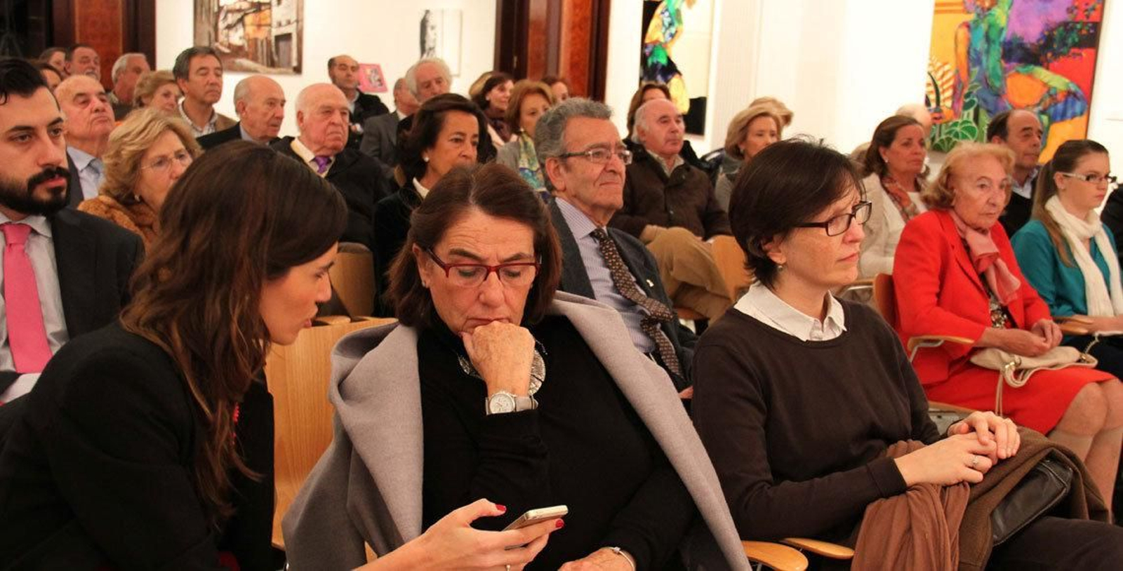 El público asistente a la presentación del libro "Anónima Sociedad".
