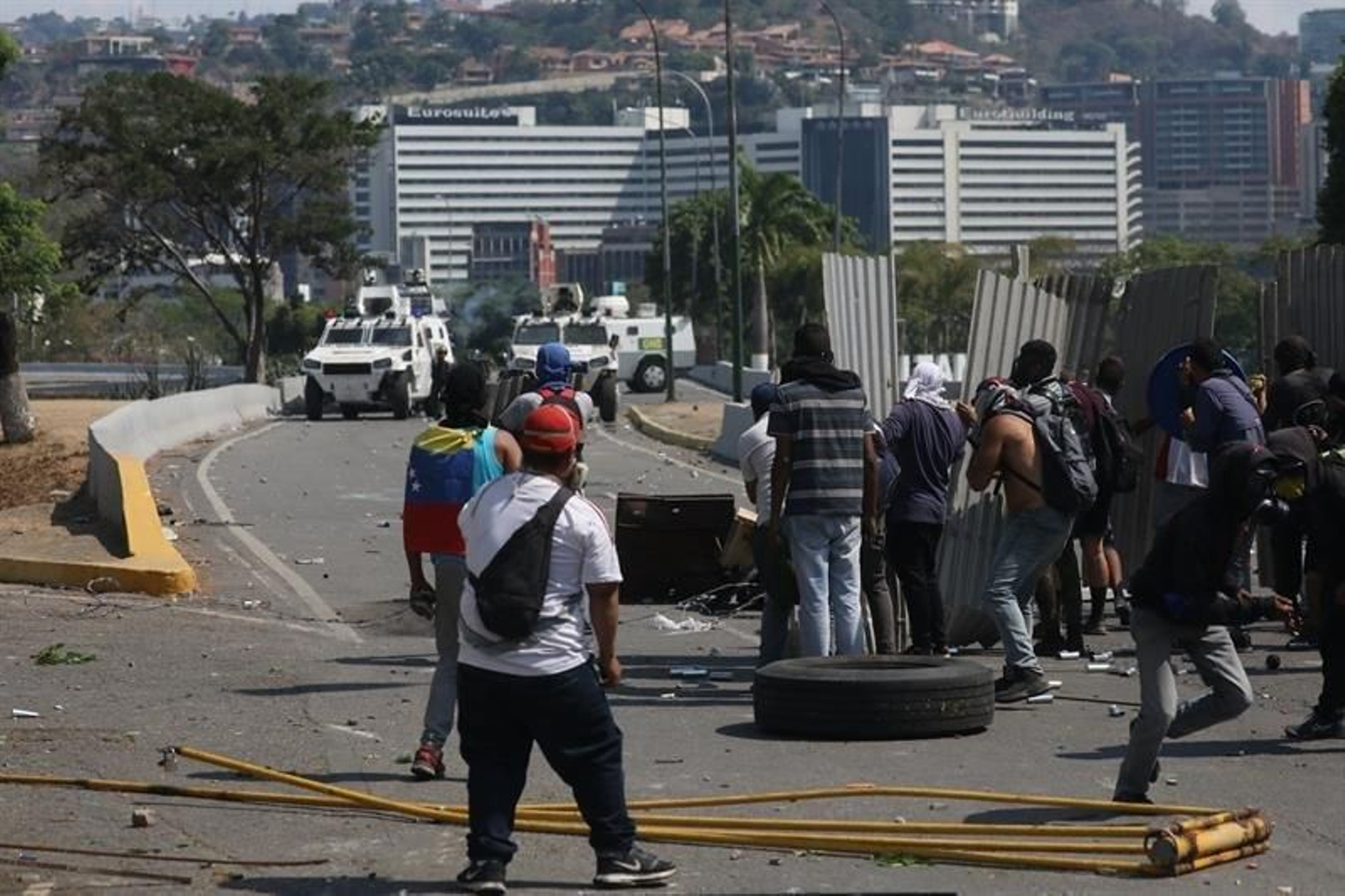Tanquetas de la Guardia Nacional Bolivariana impiden el paso de simpatizantes del presidente de la Asamblea Nacional, Juan Guaidó