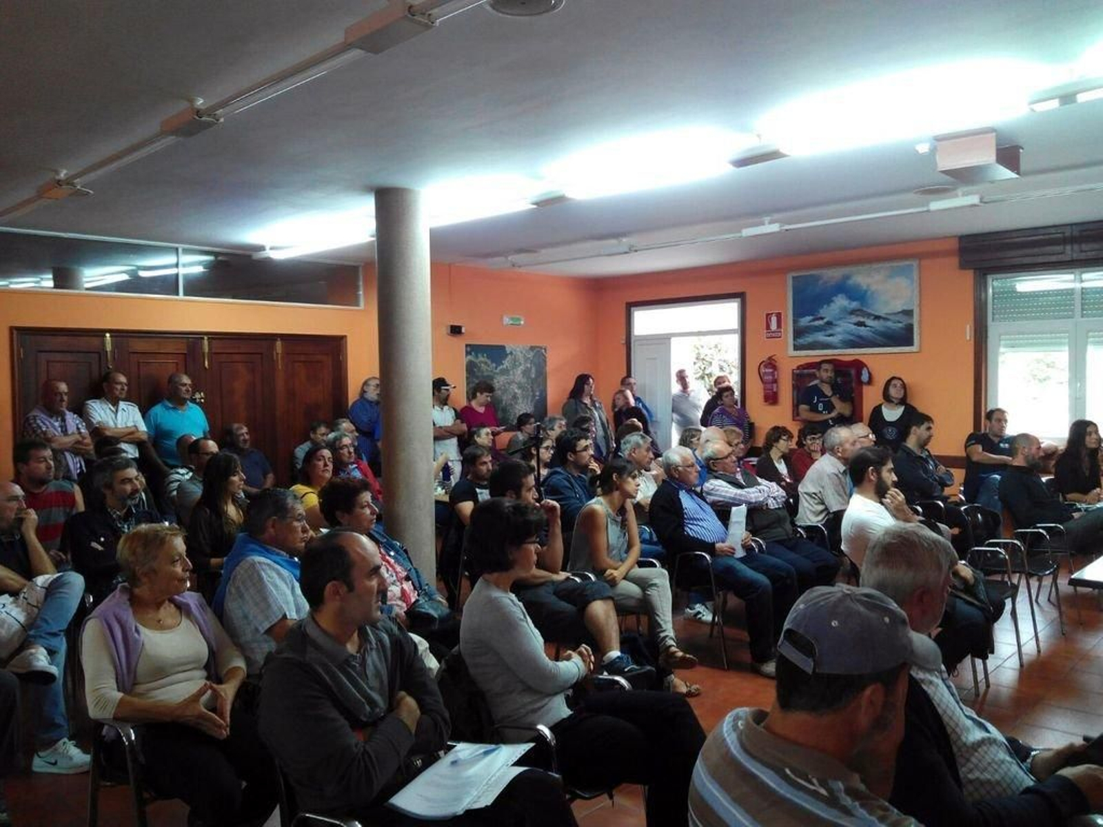 El alcalde recibió este jueves a una delegación de los vecinos y de la Comunidad de Aguas de Baredo.