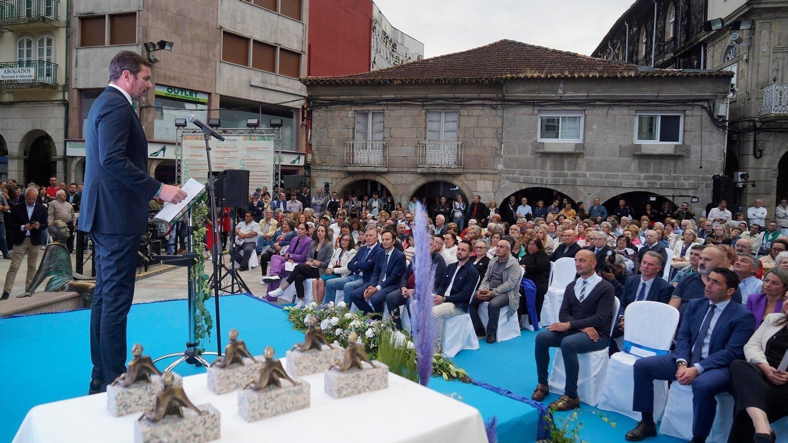 El alcalde, José López Campos y  Luis López, los premiados y detrás, el público que llenó la plaza Antonio Palacios.