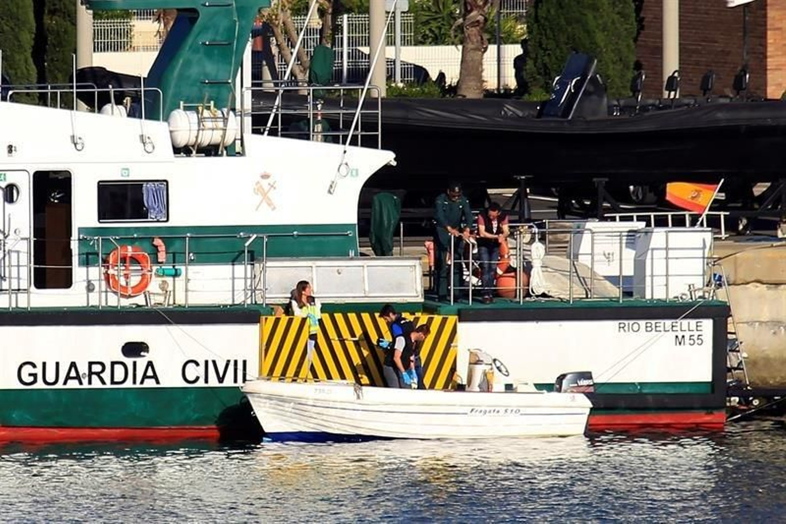 La Guardia Civil inspecciona la barca en la que un niño de 6 años ha fallecido esta tarde en aguas de Algeciras