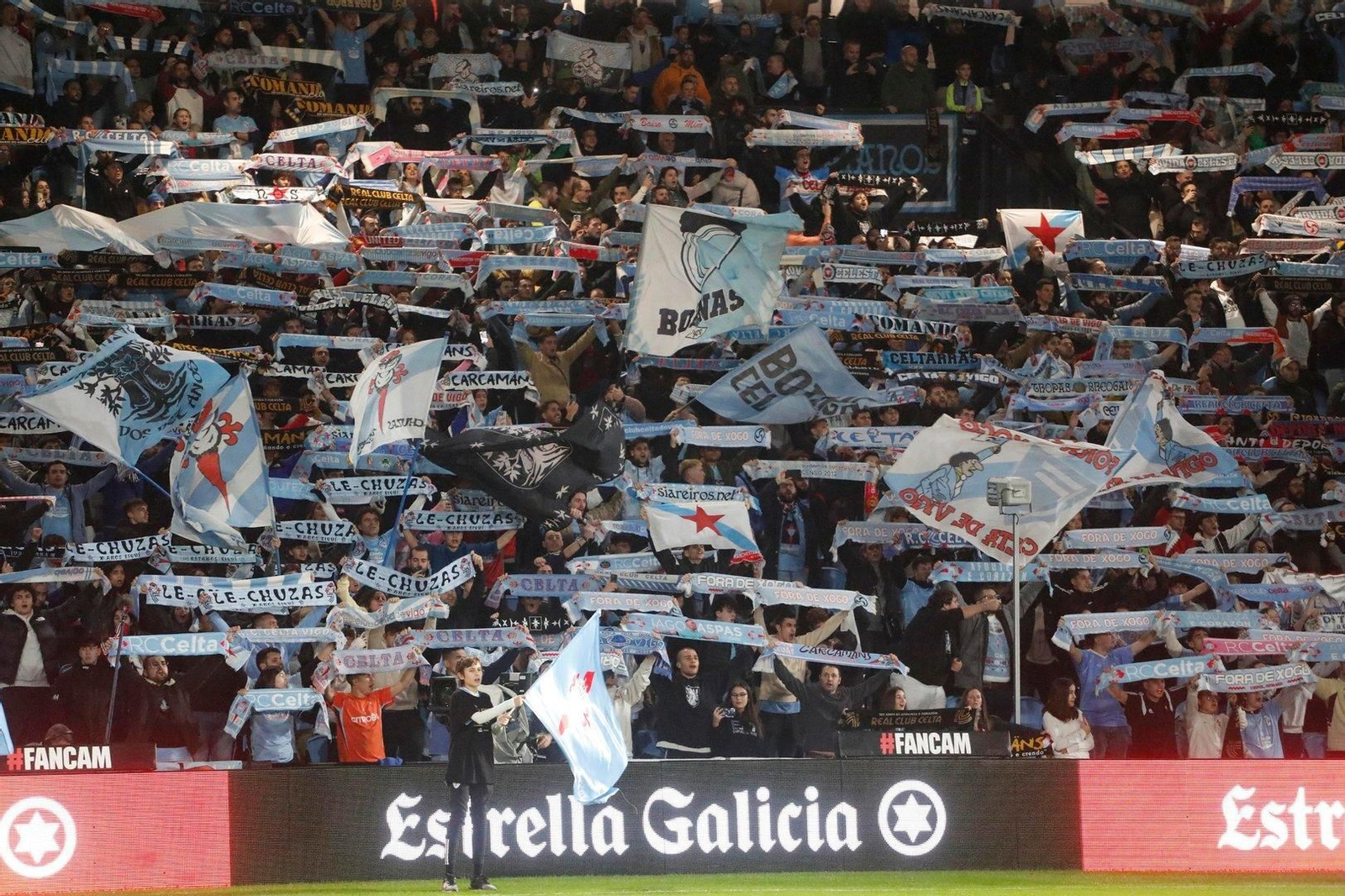 Los aficionados celestes entonan el himno.