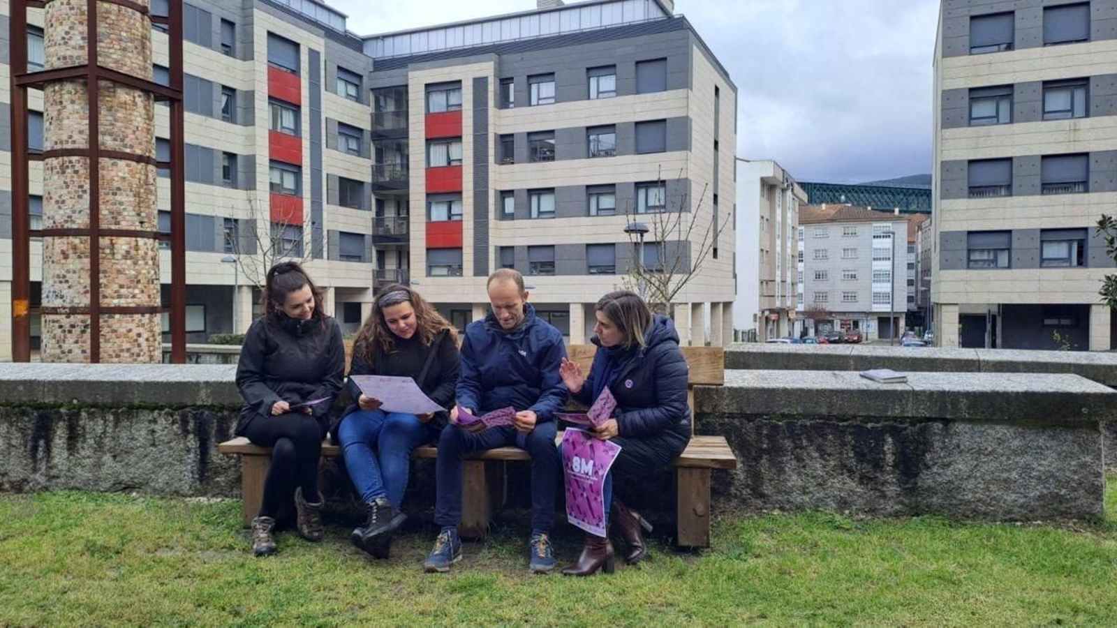 Lucía Pereda, Débora González, Jaime Juncal e Iria Vilaboa en la calle 8 de Marzo.