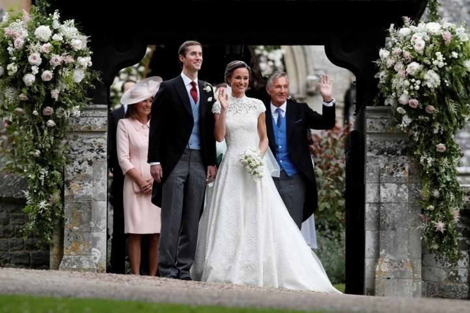 David Matthews (derecha) saluda en la boda de su hijo James Matthews y Pippa Middleton