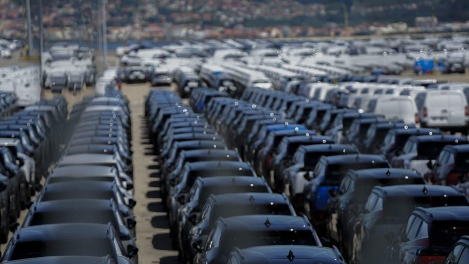 Vehículos para exportación en las instalaciones portuarias en Bouzas.