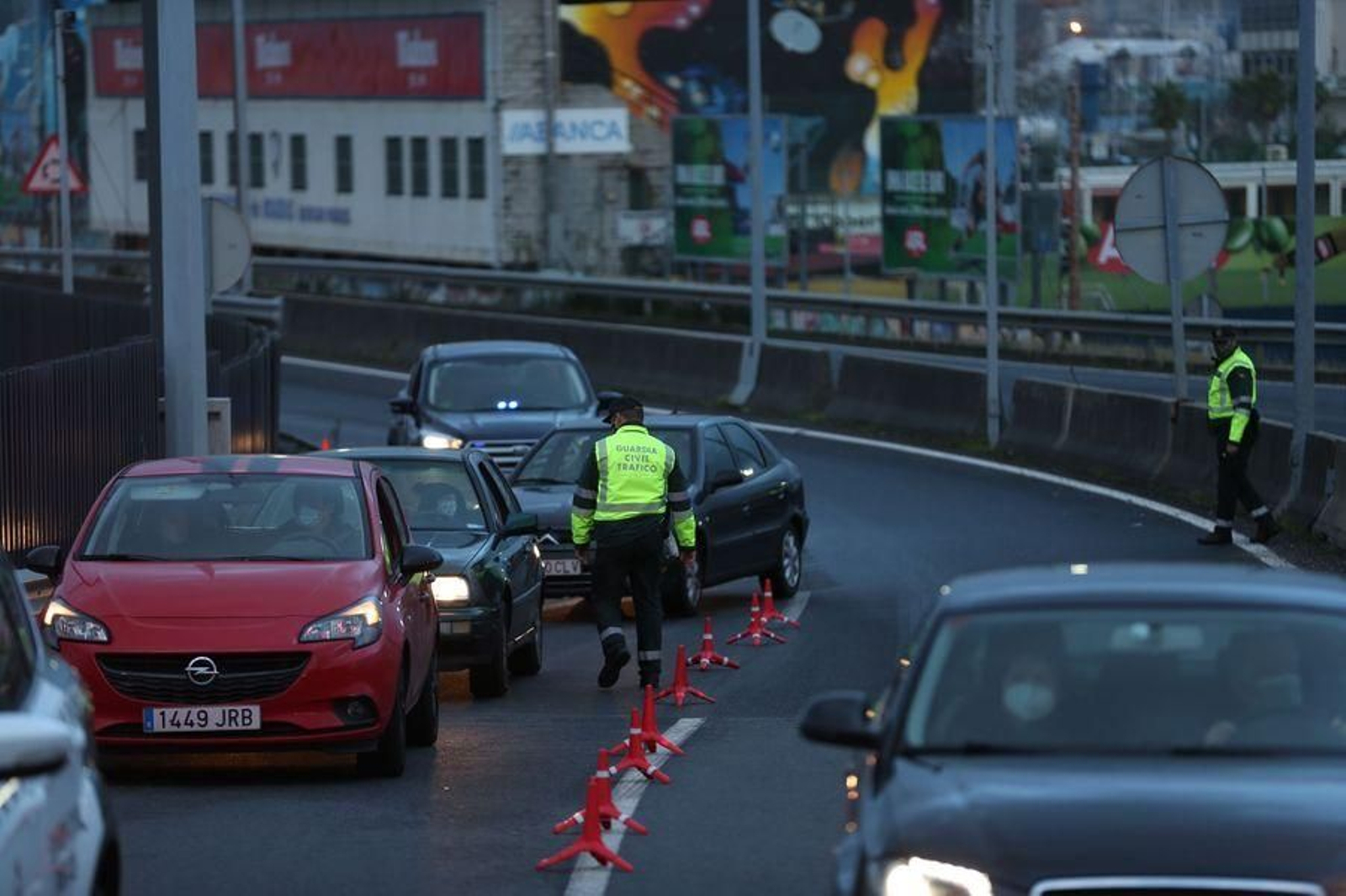 La Guardia Civil realiza controles en los accesos a la ciudad para vigilar la movilidad // Alberte