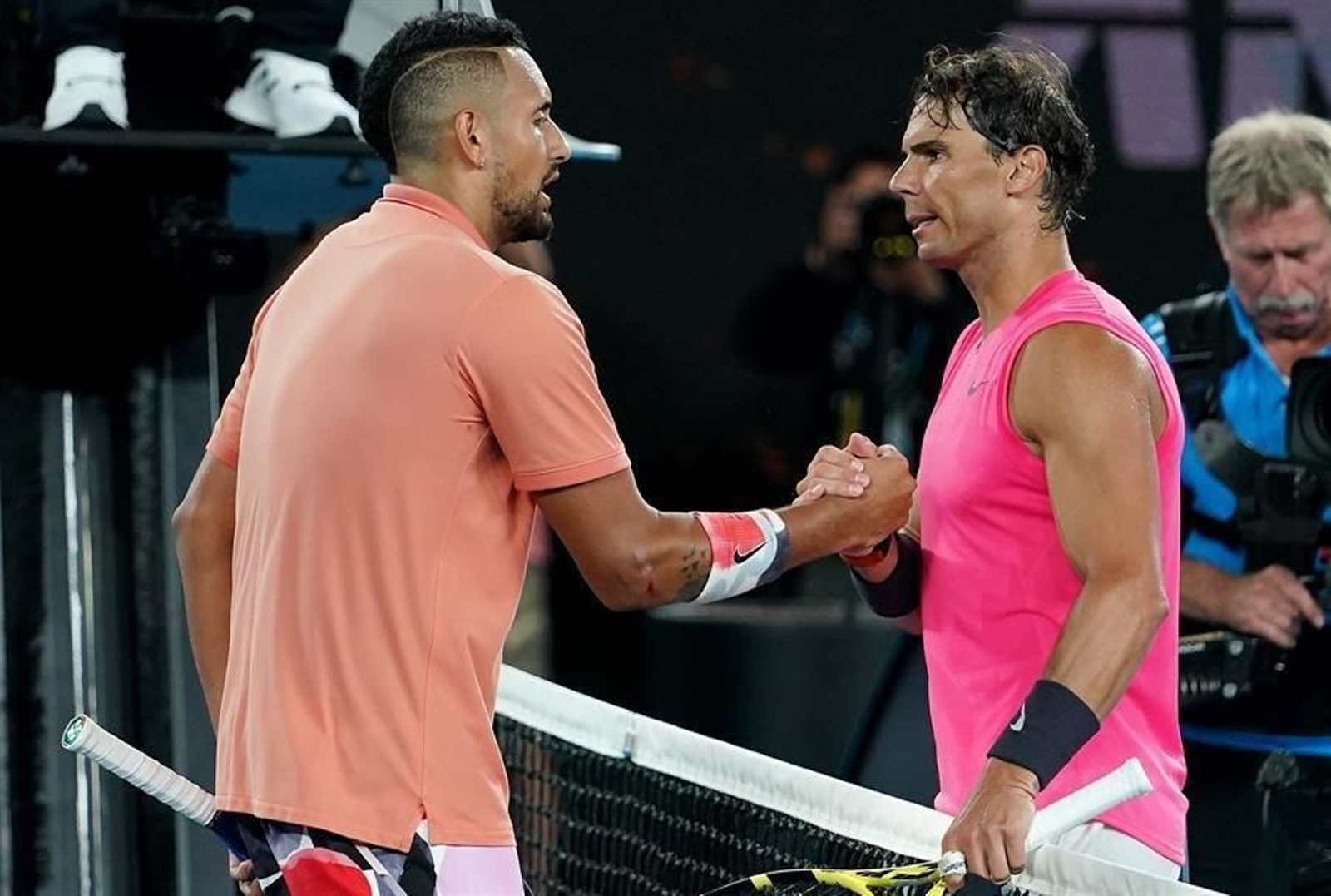 Kyrgios y Nadal estrechan la mano después del partido.