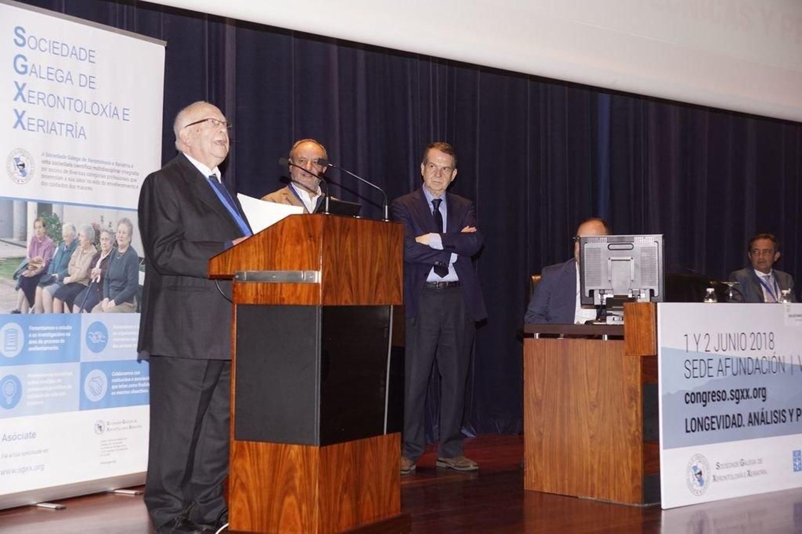 La jornada de ayer del congreso contó también con la presencia del alcalde Abel Caballero.