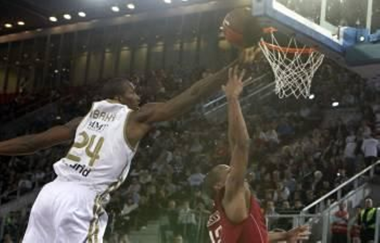 El escolta estadounidense del Belgacom Spirou Demond Mallet observa como el pívot del Real Madrid Serge Ibaka le pone un 'tapón', durante el partido disputado por ambos equipos en la Caja Mágica de Madrid  (Foto: EFE)