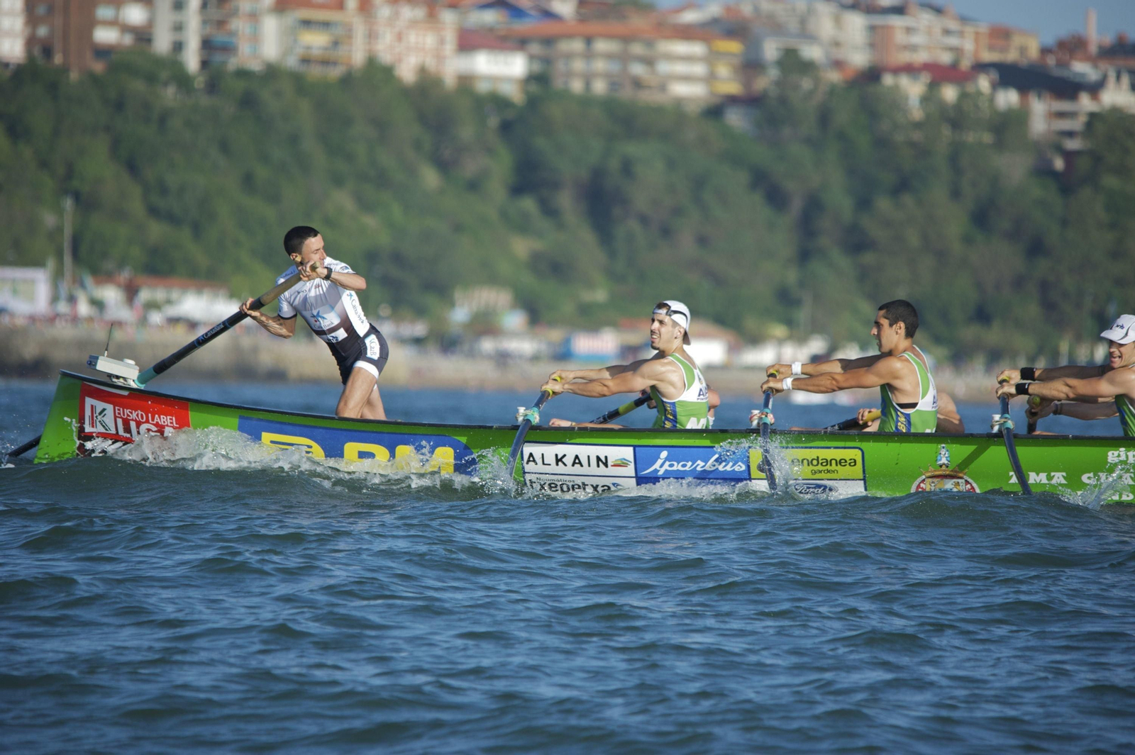 Joseba Amunarriz dirixe a embarcación de Hondarribia nunha manobra de ceavoga na regata de onte en Getxo.