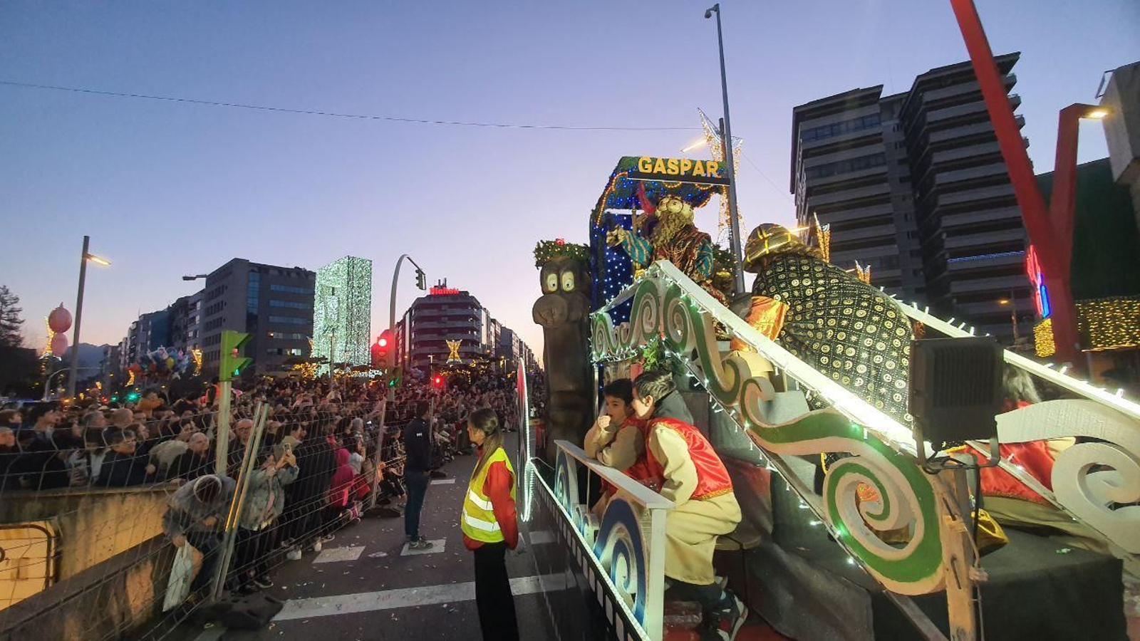 Una carroza de la Cabalgata de Reyes a su paso por Praza América. // J.V. Landín