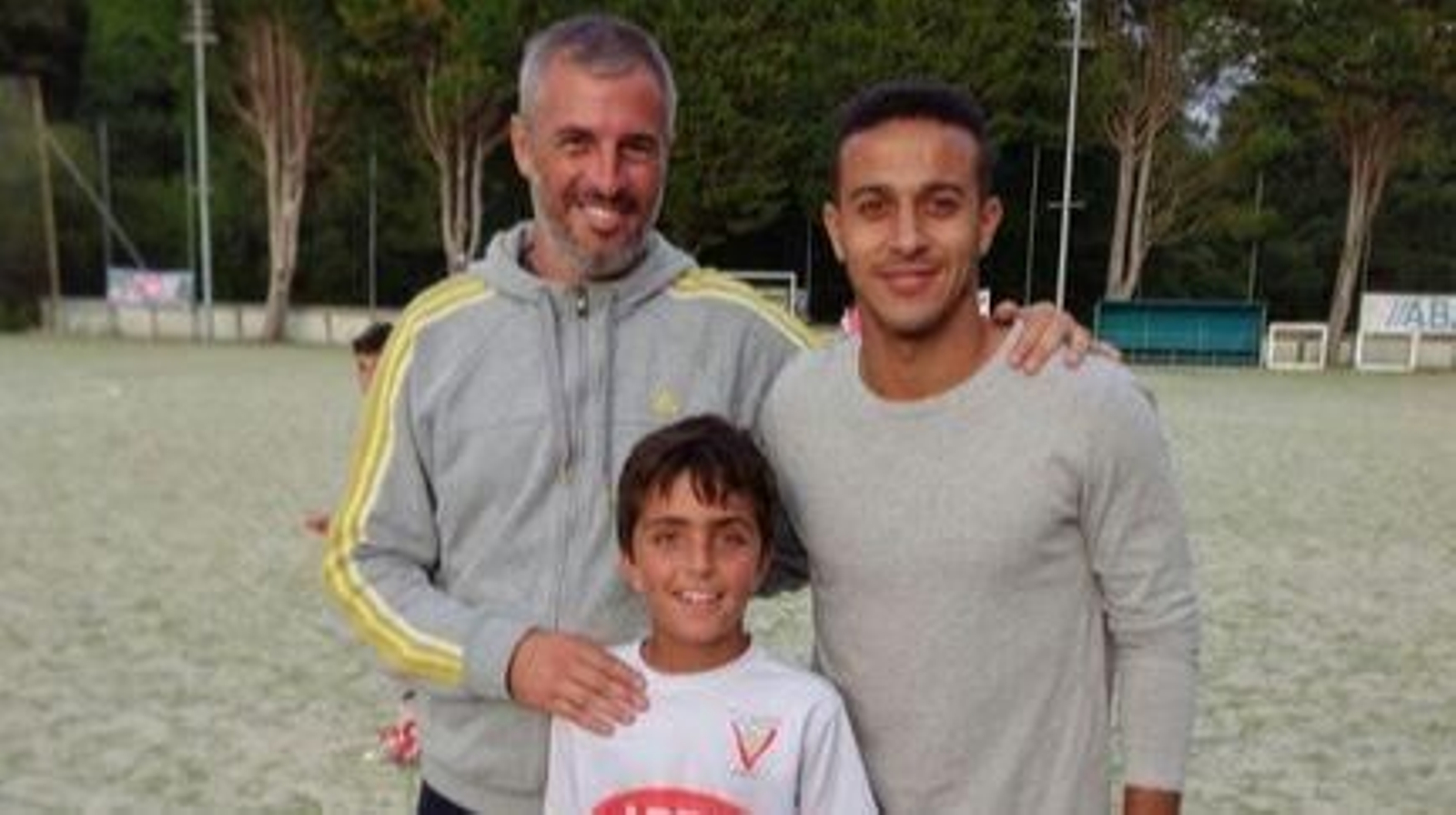 Thiago posa junto a Álex Villar, director deportivo del Val Miñor, y su hijo en una de sus habituales visitas.