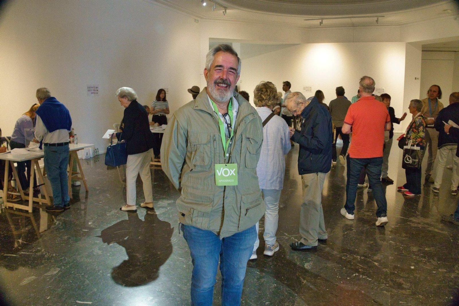 El que fue candidato de Vox a la Xunta, Álvaro Díaz-Mella, como apoderado del partido en la Casa das Artes.