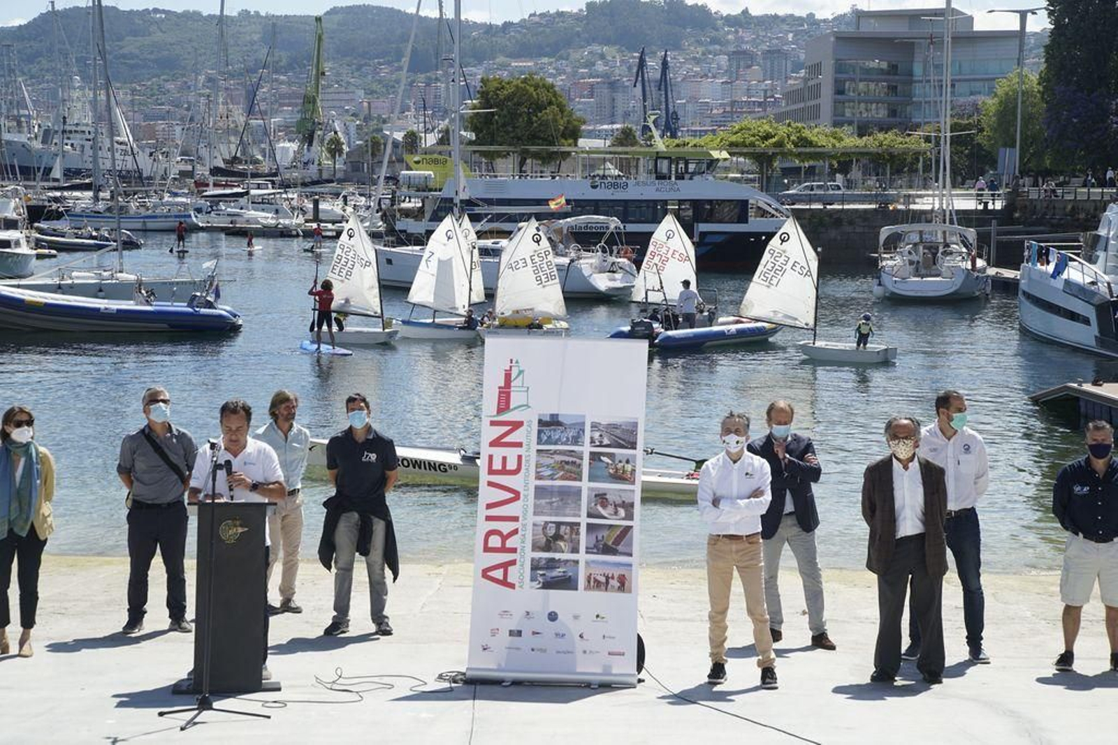 La presentación de la asociación de clubes, ayer en la "piscina marina", en el interior de la antigua dársena del Náutico.