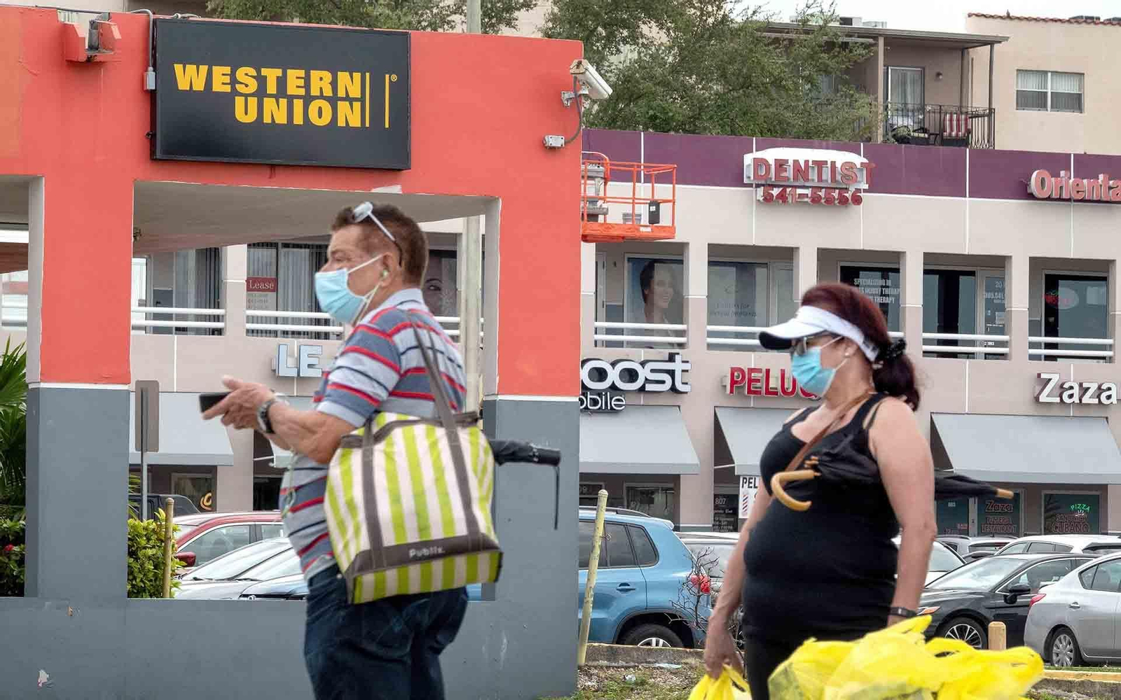 Foto de Archivo. Personas delante de una oficina de un agente de Western Union en Miami, Florida, USA. EFE/EPA/CRISTOBAL HERRERA-ULASHKEVICH