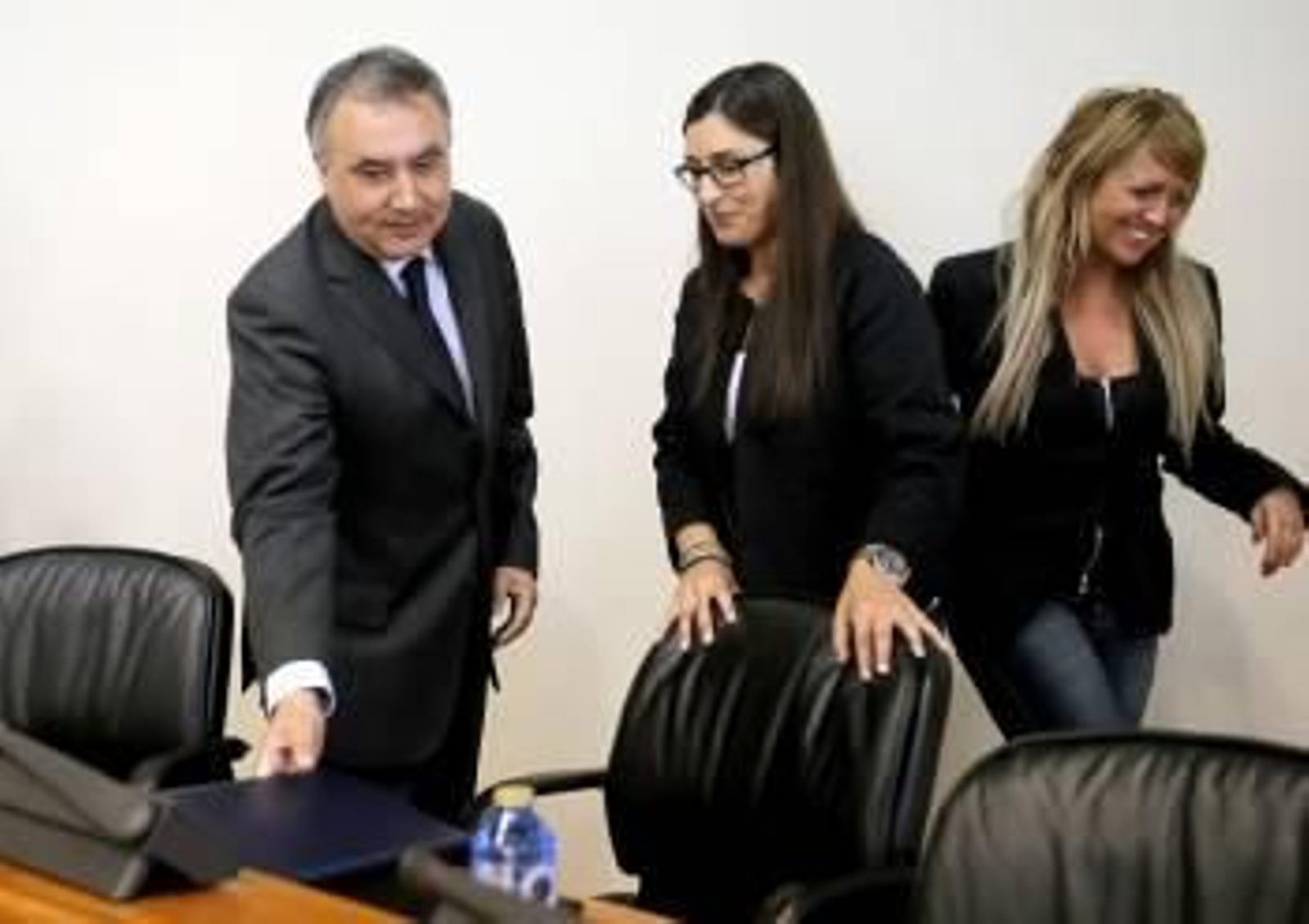 Varela, con las diputadas Rodriguez Arias y Sestayo, al inicio de su comparecencia. (Foto: LAVANDEIRA JR)