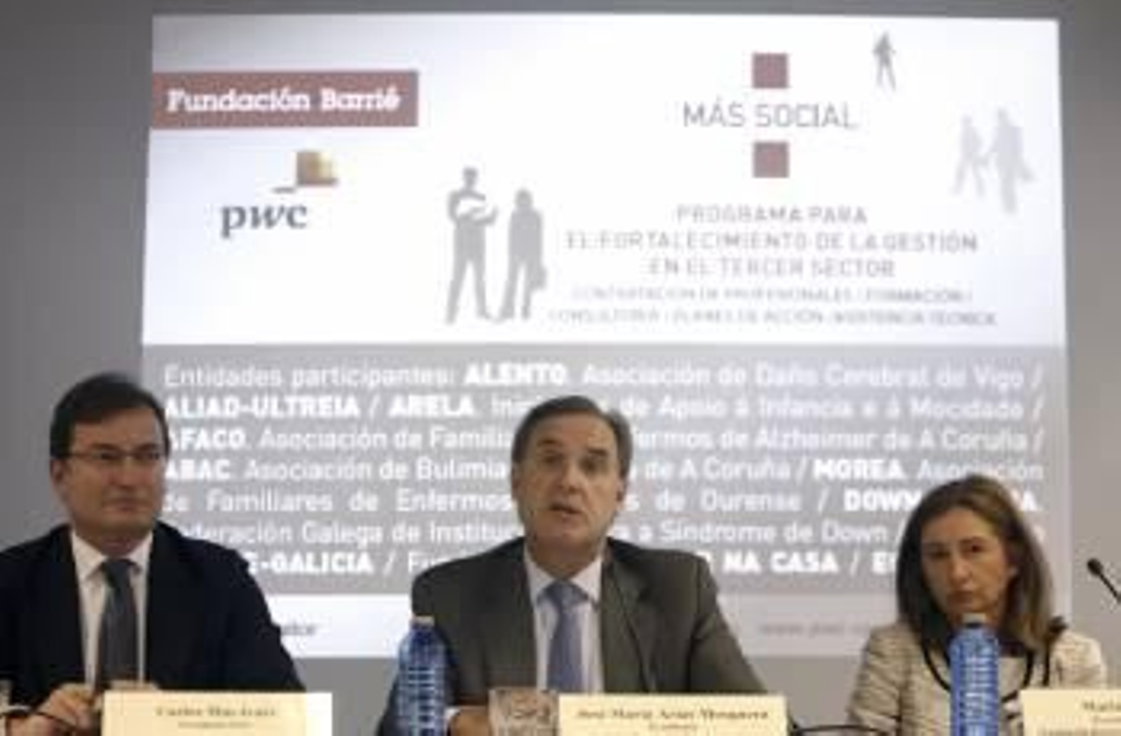 Carlos Mas, con José María Arias y Marina Tallón, durante la presentación de la iniciativa. (Foto: CABALAR)