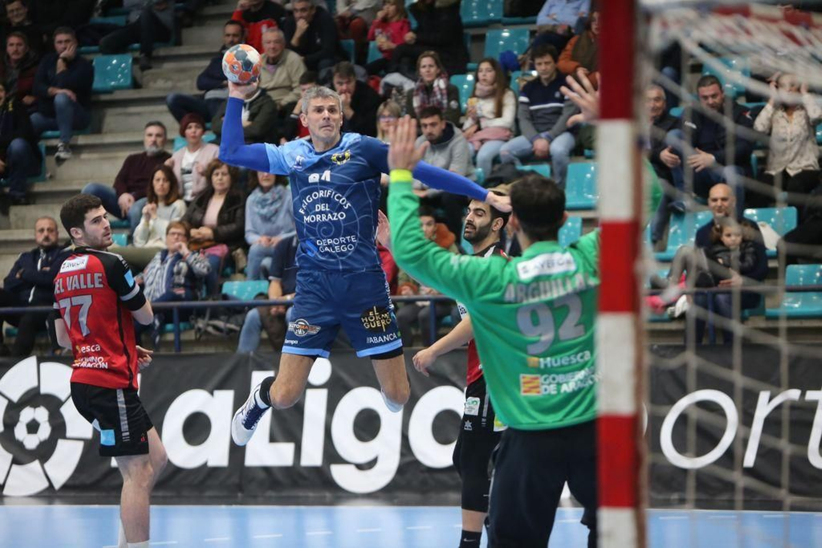 Muratovic lanza a puerta en un partido de esta temporada.