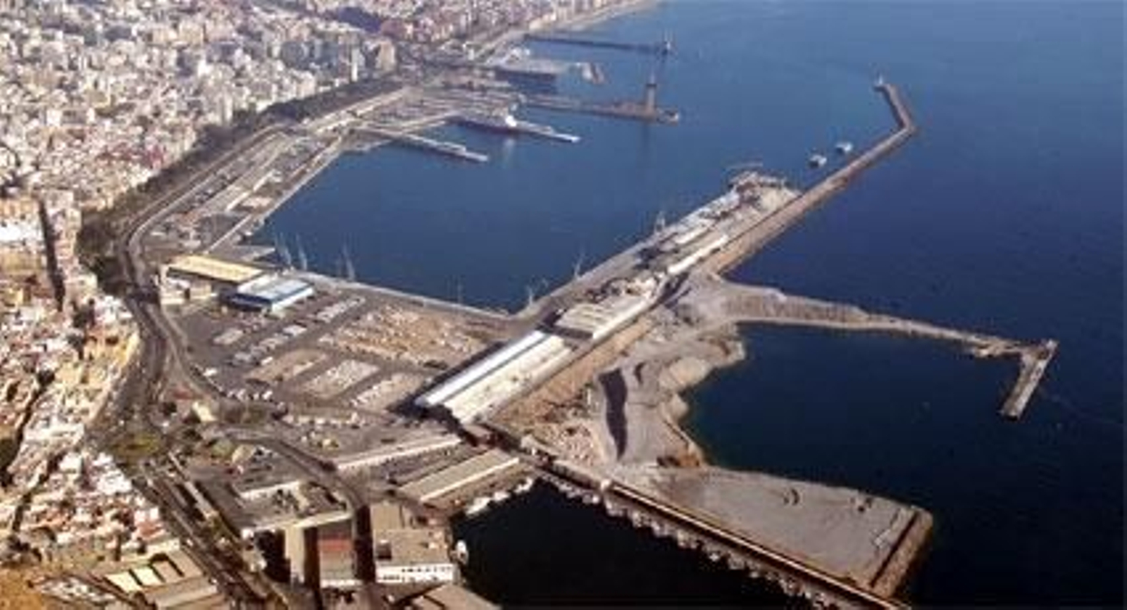 Panorámica del puerto de Almería.